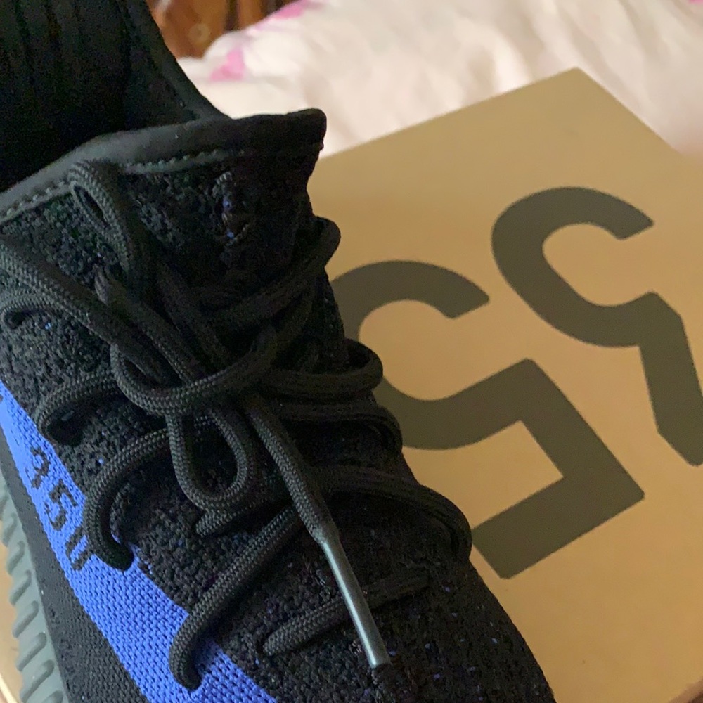 YEEZY 350 SIZE 8 BLUE /BLACK JUST DROP HOT PICK ONLY $$β€οΈππβ€οΈπππ₯°π€ - Picture 3 of 16